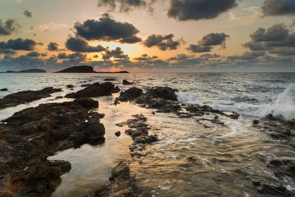 Amanhecer paisagem deslumbrante amanhecer com litoral rochoso e longo exp — Fotografia de Stock