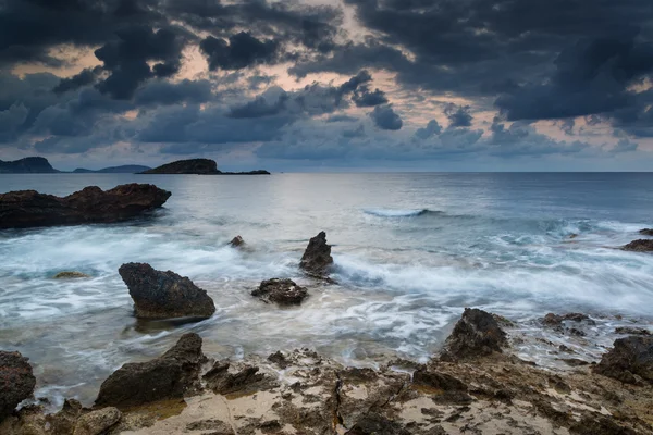 Amanhecer paisagem deslumbrante amanhecer com litoral rochoso e longo exp — Fotografia de Stock