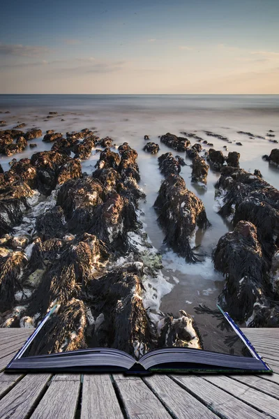 Páginas de conceito criativas de livro Paisagem de exposição longa sho rochoso — Fotografia de Stock