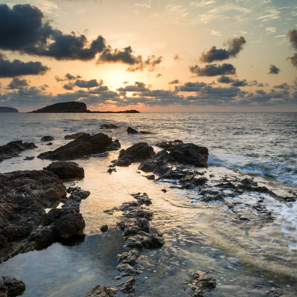 Stunning landscapedawn sunrise with rocky coastline and long exp — Stock Photo, Image