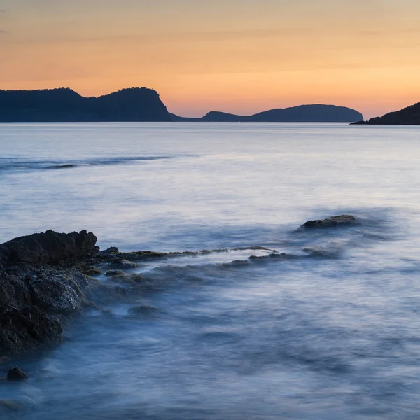 Superbe lever de soleil paysager avec littoral rocheux et longue exp — Photo