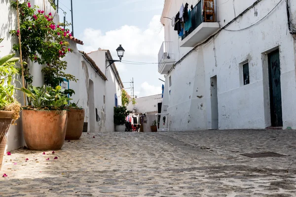 Типичный старый средиземноморский переулок между старыми домами — стоковое фото