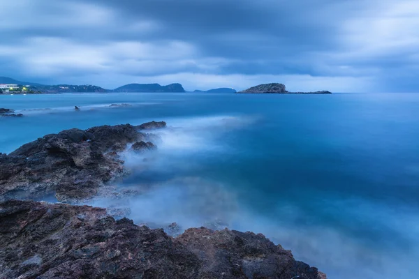 Ohromující krajina za svítání twilight se skalnatým pobřežím a lon — Stock fotografie
