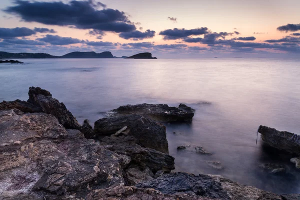 Ohromující landscapedawn východ slunce se skalnatým pobřežím a dlouhé exp — Stock fotografie