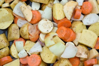 taze mevsim kış sebzeleri kavurma teneke içinde hazırlanan