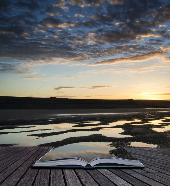 Le pagine concettuali creative di libro il paesaggio di alba vibrante riflettono — Foto Stock