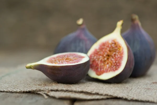 Figues fraîches sur serviettes de toilette sur fond en bois — Photo