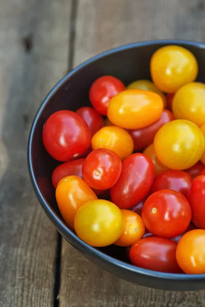 Tomates frescos y jugosos de la reliquia en un ambiente rústico — Foto de Stock