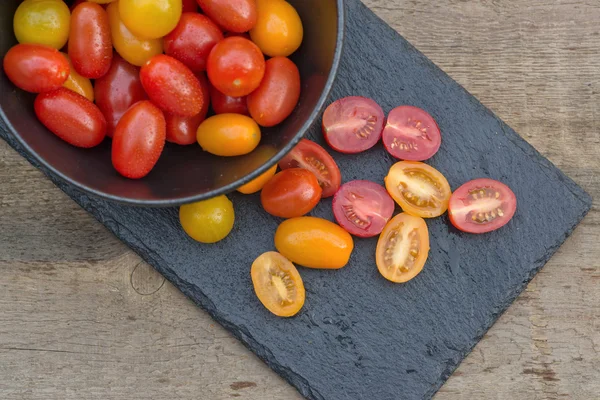 Fresh juicy Heirloom tomatoes in rustic setting — Stock Photo, Image