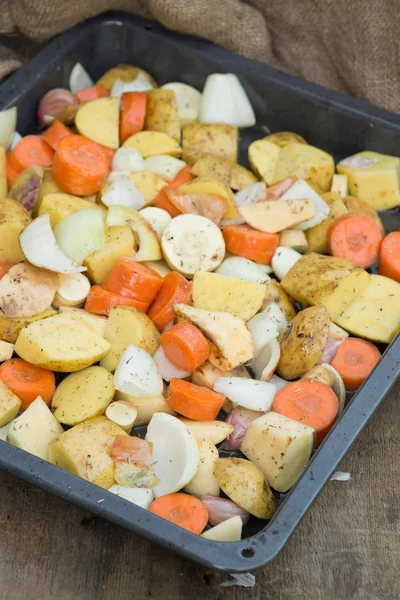 Freshly prepared seasonal Winter vegetables in roasting tin — Stock Photo, Image