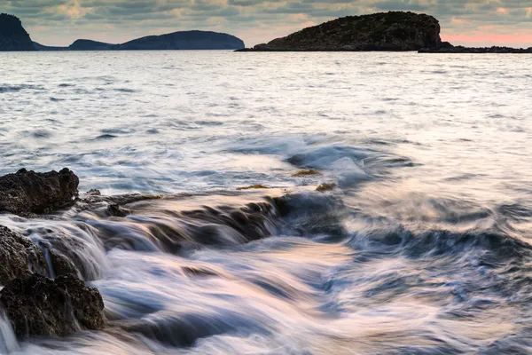 Stunning landscapedawn sunrise with rocky coastline and long exp — Stock Photo, Image