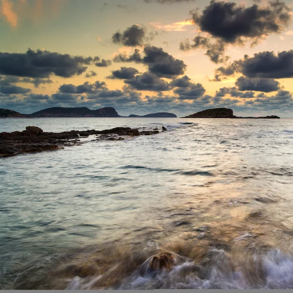 Stunning landscapedawn sunrise with rocky coastline and long exp — Stock Photo, Image