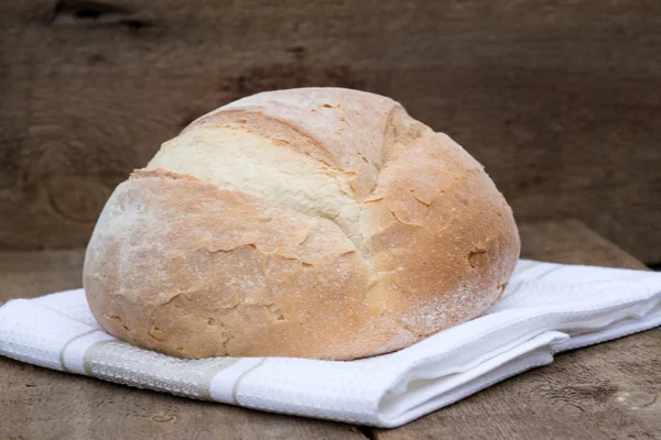 Nybakat franska smärta de campagne limpa bröd — Stockfoto