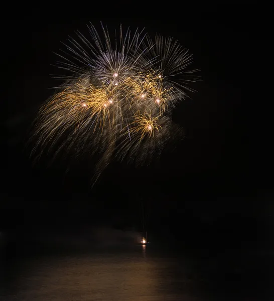 Vuurwerk over zee met reflecties in water — Stockfoto