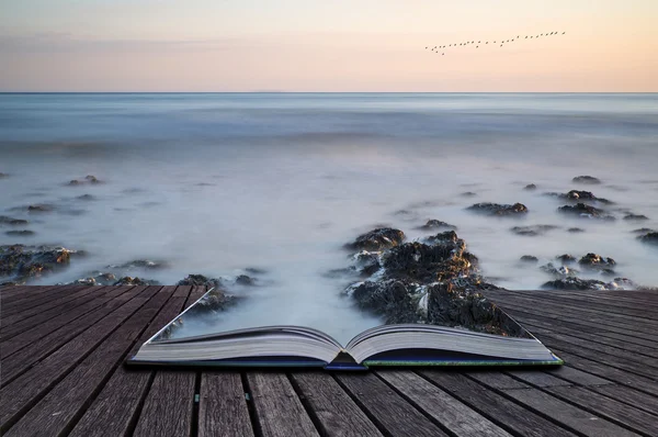 Concetto creativo pagine di libro Lunga esposizione paesaggio roccioso sho — Foto Stock