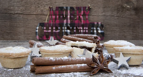 Warme beeld van Kerstmis voedingsmiddelen op rustiek houten achtergrond — Stockfoto