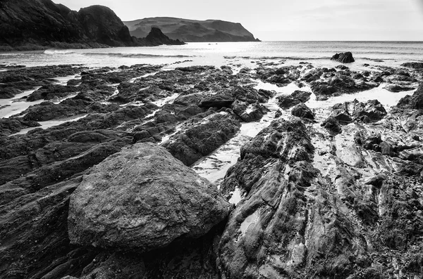 Hope Cove paisagem pôr-do-sol seascape com costa rochosa e lon — Fotografia de Stock