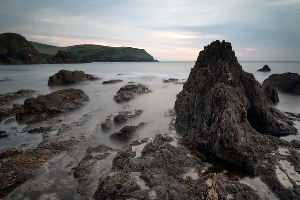 Remélem Cove naplemente táj seascape sziklás partvidék és lon — Stock Fotó