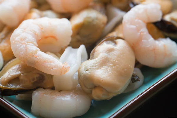 Fresh raw seafood mix of prawns mussels and squid on serving pla — Stock Photo, Image