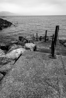 Deniz ve leadi aşağı giden adımların siyah beyaz resim