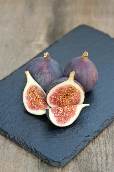 Fresh figs on hessian napkins on wooden background — Stock Photo, Image