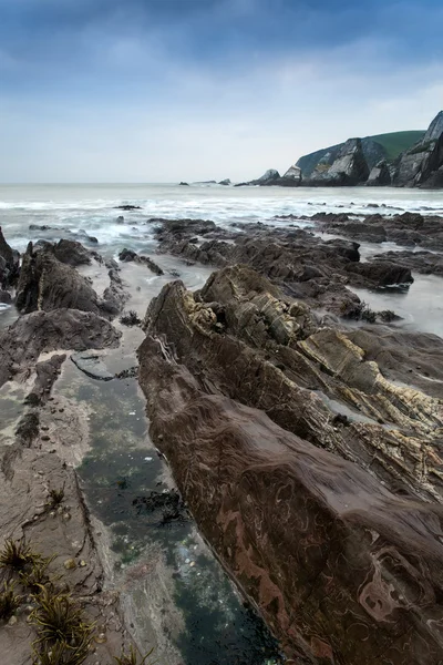 Landschaft mit zerklüfteten und zerklüfteten Felsen an der Küste mit — Stockfoto