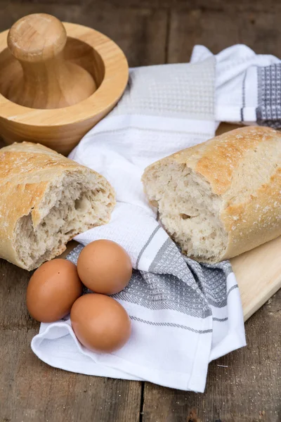 Pan de masa fermentada en cocina rústica —  Fotos de Stock