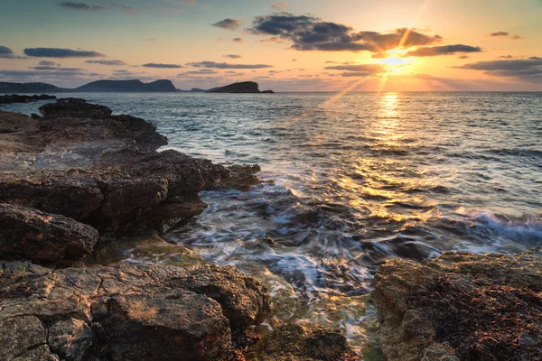 Amanhecer deslumbrante paisagem nascer do sol com litoral rochoso e longo exp — Fotografia de Stock