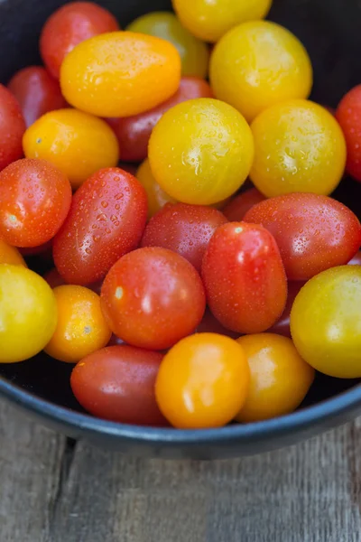 Fresh juicy Heirloom tomatoes in rustic setting — Stock Photo, Image