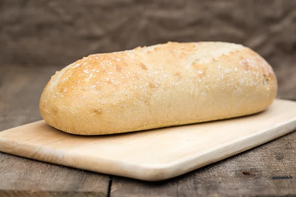 Буханка хлеба из теста в деревенской кухне — стоковое фото