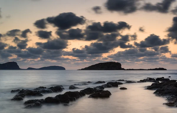 Fantastiska landskap dawn soluppgång med klippiga kust och lång exp — Stockfoto