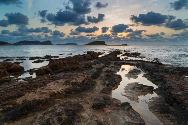 Ohromující krajina úsvit východu se skalnatým pobřežím a dlouhé exp — Stock fotografie