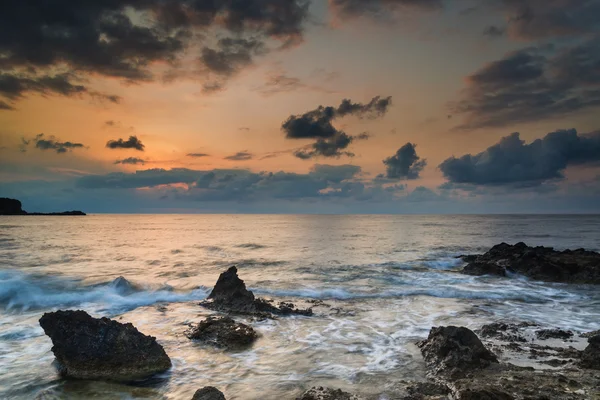 멋진 풍경 새벽 일출 바위 해안선과 전 긴 — 스톡 사진