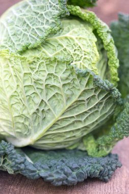 Ahşap arka planda taze savoy lahanası