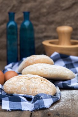 Panini rustik mutfak mutfak aletleri ile ayarı alır.