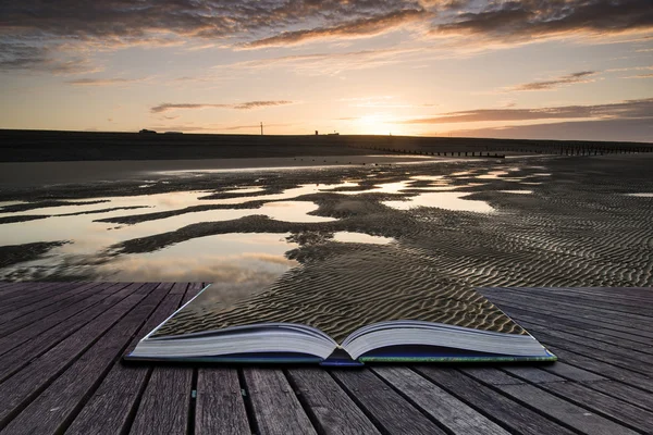 Kreativa koncept sidor av boken pulserande sunrise landskap återspeglar — Stockfoto