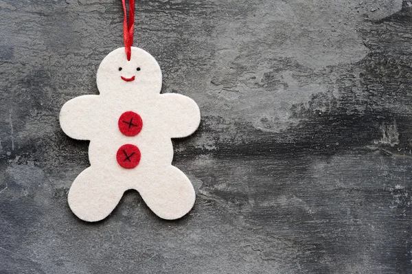 Generieke machine gemaakt Kerstmis gingerbread man sieraad op rusti — Stockfoto