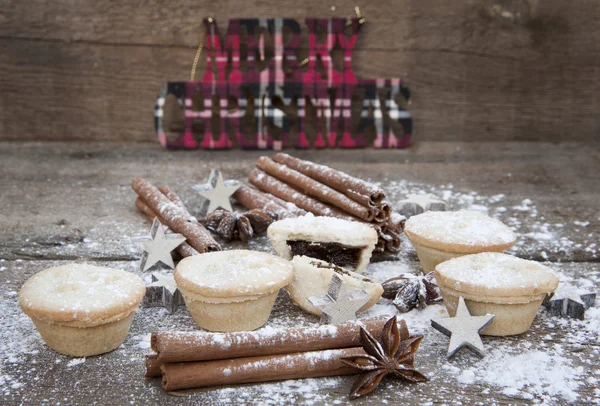 Imagen cálida de alimentos navideños sobre fondo de madera de estilo rústico —  Fotos de Stock