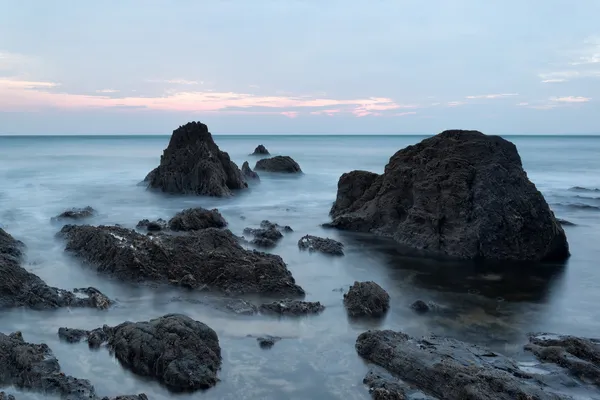 Hope Cove paesaggio del tramonto paesaggio marino con costa rocciosa e lon — Foto Stock