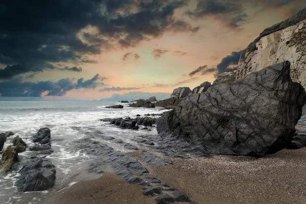 锯齿状和坚固岩石与海岸线上的风景海景 — 图库照片