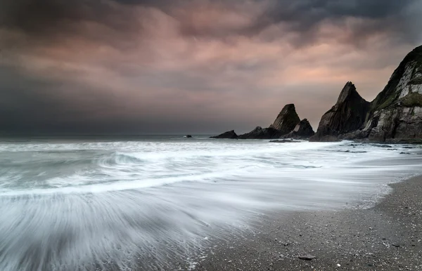 Manzara deniz manzarası ile sahil şeridi üzerinde sivri ve sağlam taş — Stok fotoğraf