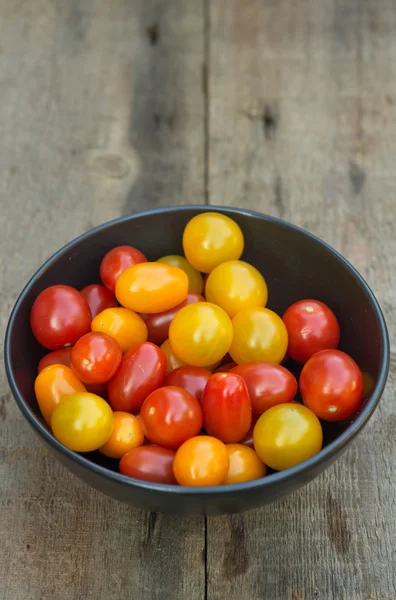 Tomates frescos y jugosos de la reliquia en un ambiente rústico — Foto de Stock