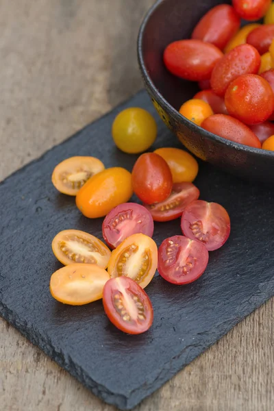 Fresh juicy Heirloom tomatoes in rustic setting — Stock Photo, Image