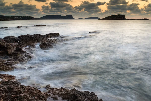 Ohromující landscapedawn východ slunce se skalnatým pobřežím a dlouhé exp — Stock fotografie