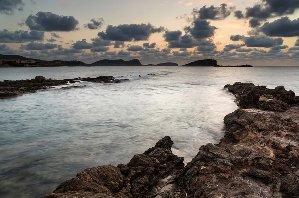 Stunning landscapedawn sunrise with rocky coastline and long exp — Stok fotoğraf