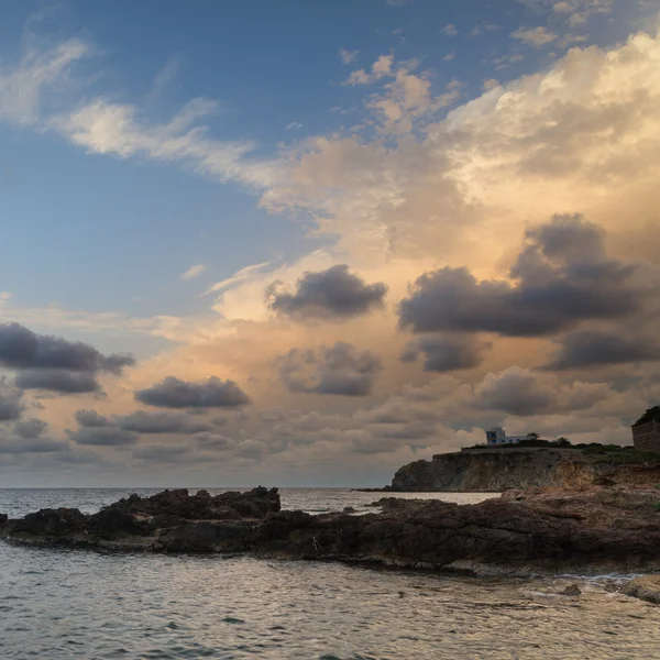 Stunning landscapedawn sunrise with rocky coastline and long exp — Stok fotoğraf