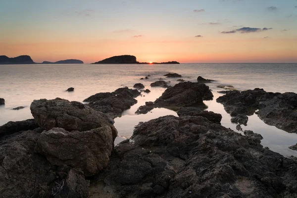 Superbe lever de soleil paysager avec littoral rocheux et longue exp — Photo