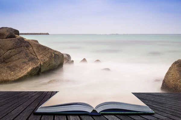 Concetto creativo pagine del libro Sennen Cove spiaggia prima del tramonto i — Foto Stock
