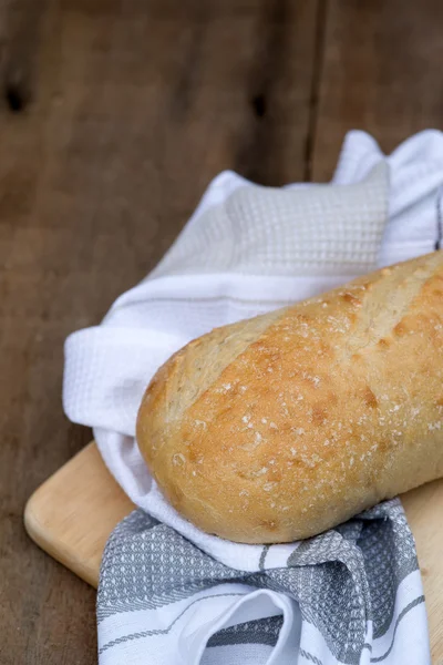 Bochník kváskový chleba v rustikální kitchend prostředí — Stock fotografie