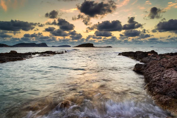 Fantastiska landscapedawn soluppgång med klippiga kust och lång exp — Stockfoto